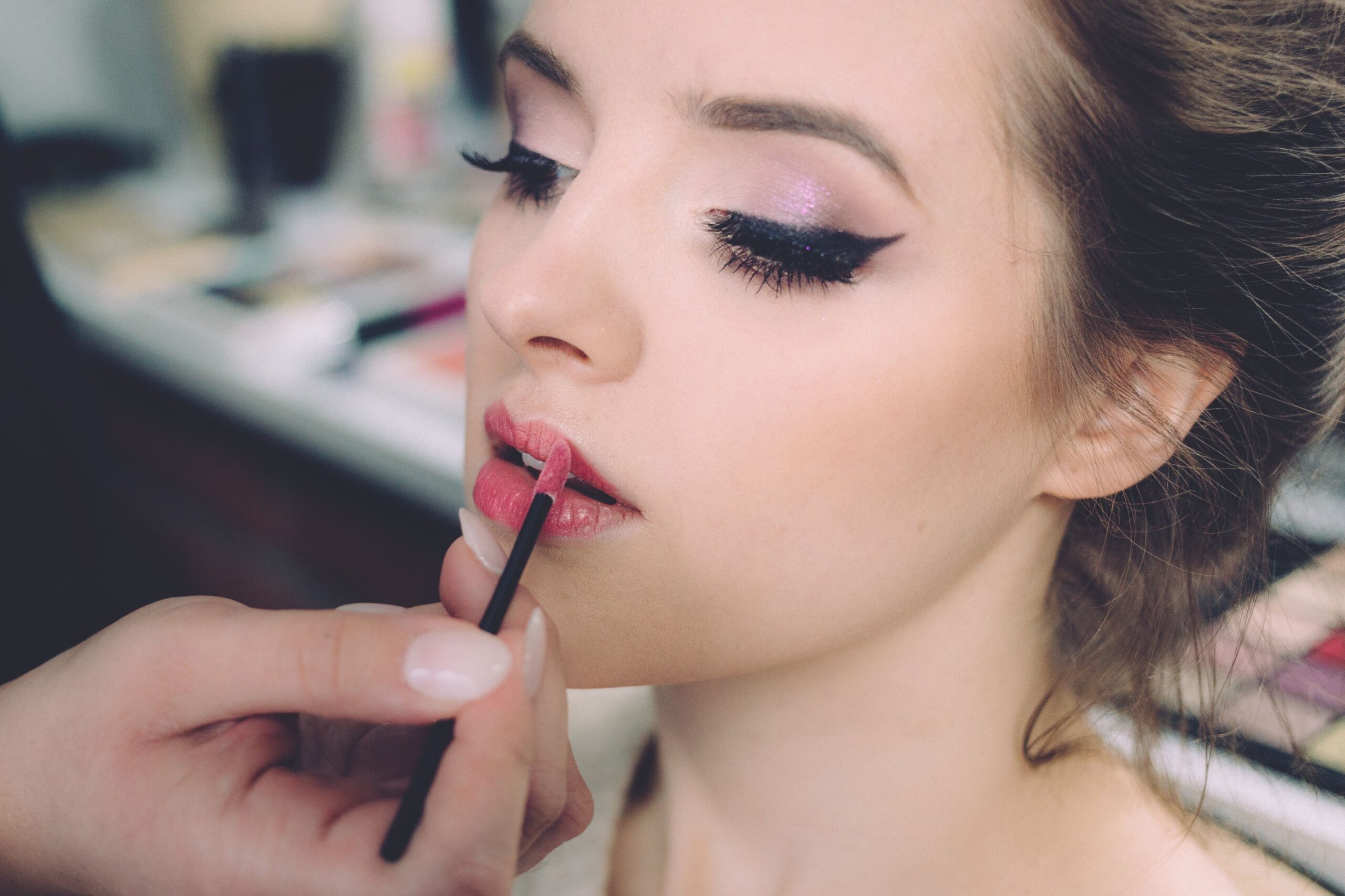 Esthéticienne appliquant un maquillage professionnel, compétence enseignée en CAP Esthétique